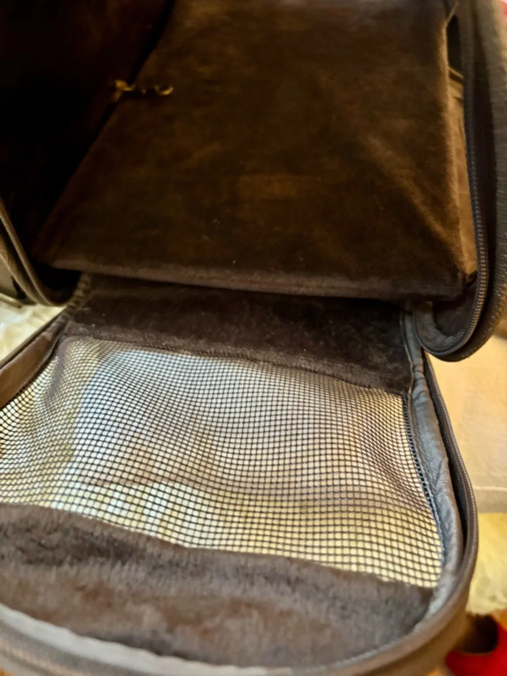 Brown Giraffe-Print pet carrier
